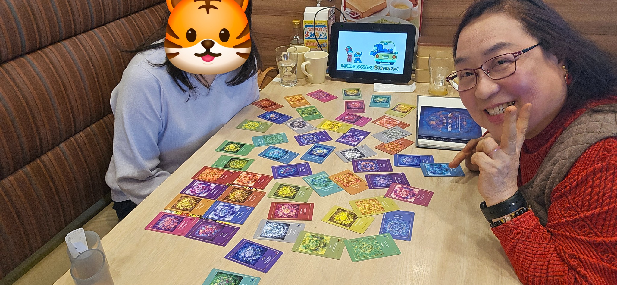 ファミリーレストランでカードを広げて行ったセッションの様子。お客様の顔はスタンプで隠しています